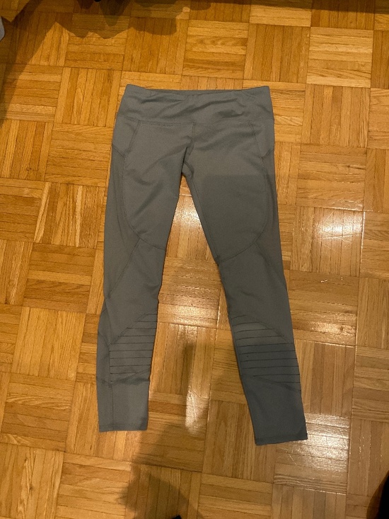 Abercrombie & Fitch Pants - Abercombie & Fitch leggings with peekaboo hip detail